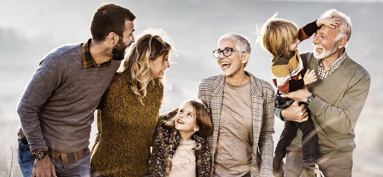 Glückliche Familie mit Großeltern, Eltern und Kindern